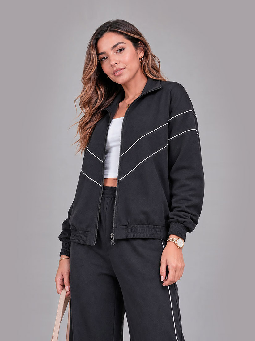 Modelo usando ropa Gambler